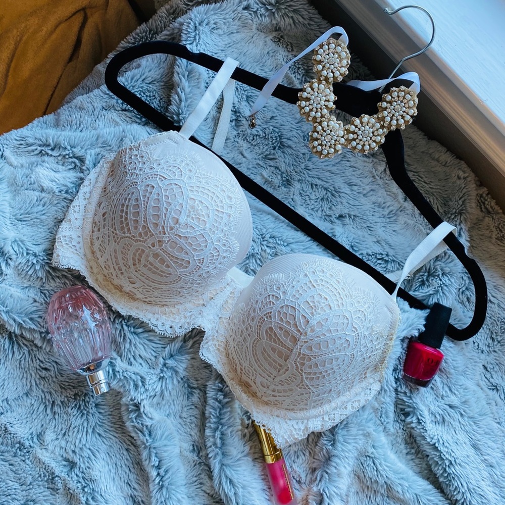 Bra - 34 D - Cream/White Lace/Victoria’s Secret.